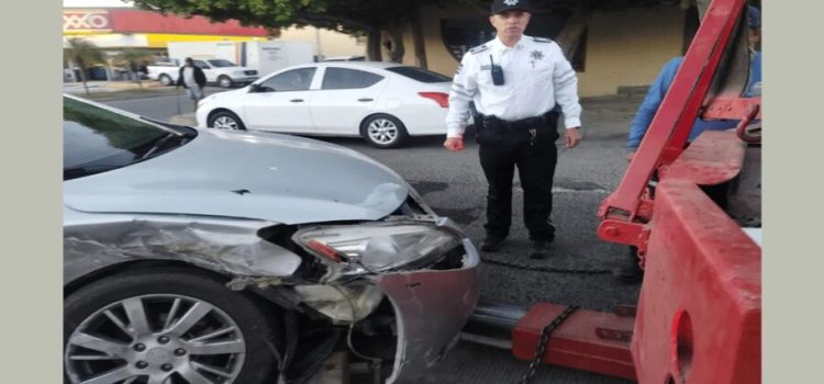 Nissan Sentra y sedán Passat protagonizan accidente en el fraccionamiento Cuauhtémoc