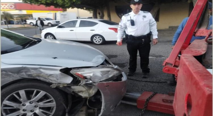 Nissan Sentra y sedán Passat protagonizan accidente en el fraccionamiento Cuauhtémoc