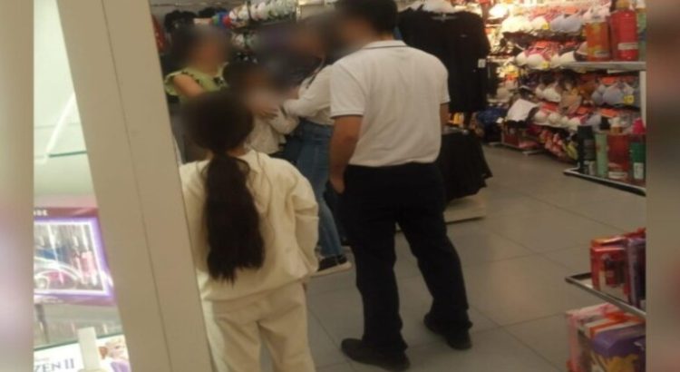Menor extraviado causa caos en tienda departamental