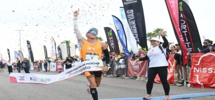Orlando Casillas el ganador de la quinta edición del Medio Maratón Los Mochis Calzzapato 2025
