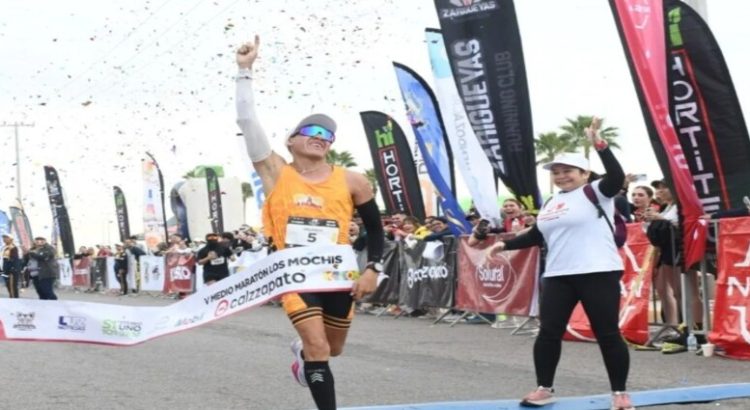 Orlando Casillas el ganador de la quinta edición del Medio Maratón Los Mochis Calzzapato 2025