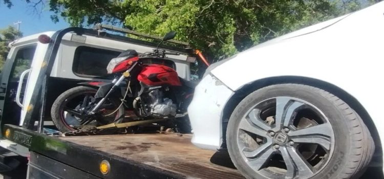 Motociclista sale herido al impactar con un automóvil