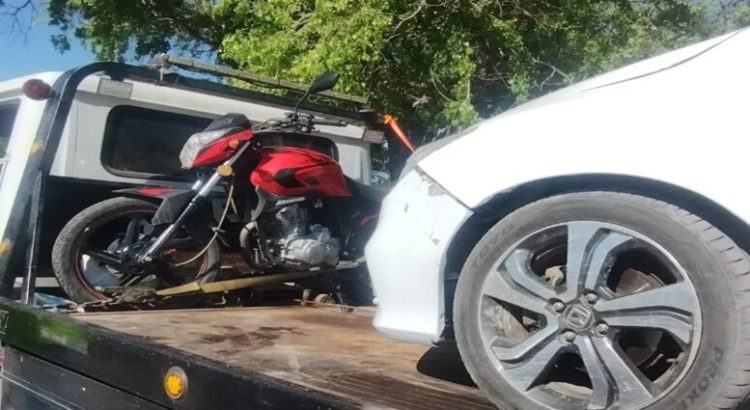 Motociclista sale herido al impactar con un automóvil