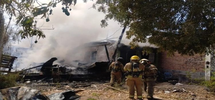 Incendio consume una vivienda en la colonia Estrella en Los Mochis