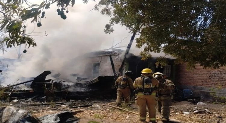 Incendio consume una vivienda en la colonia Estrella en Los Mochis