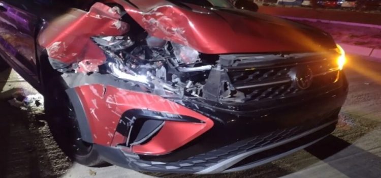 Chocan auto estacionado en el Infonavit Bachomo