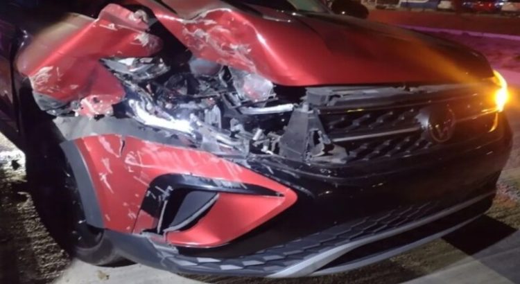 Chocan auto estacionado en el Infonavit Bachomo
