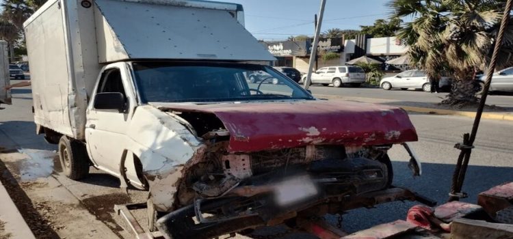 Accidente entre automóvil y una camioneta con hielo deja un herido