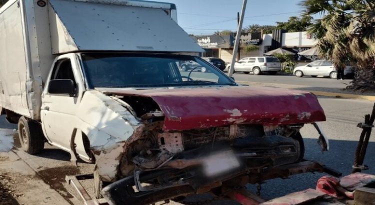 Accidente entre automóvil y una camioneta con hielo deja un herido