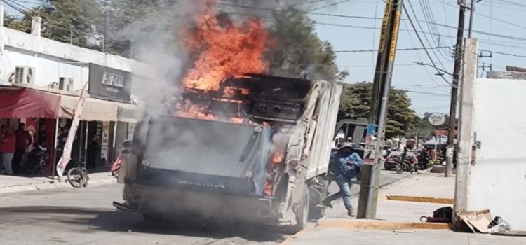 Arde en llamas camión recolector de basura
