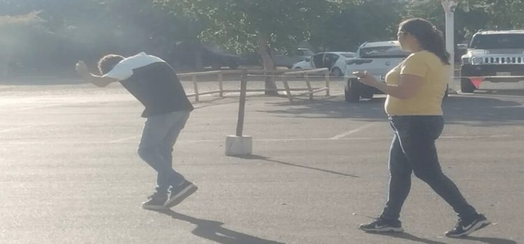 Abejas atacan a varias personas en estacionamiento de una tienda en Los Mochis