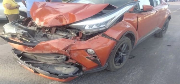 Automovilista choca por alcance con una camioneta en Los Mochis