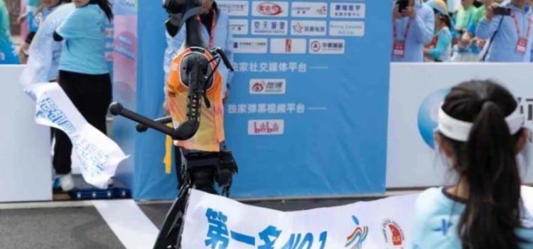 Robot humanoide completa medio maratón Robot humanoide completa medio maratón