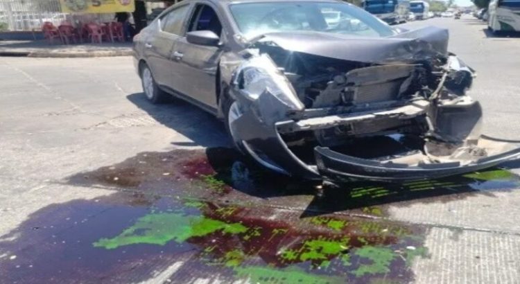 Accidente entre dos vehículos deja solo daños materiales