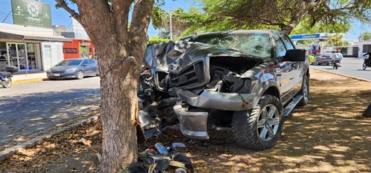 Camioneta impacta contra un árbol en la Colonia Álamos Country Camioneta impacta contra un árbol en la Colonia Álamos Country