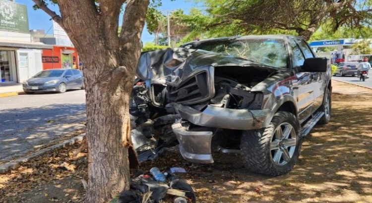 Camioneta impacta contra un árbol en la Colonia Álamos Country