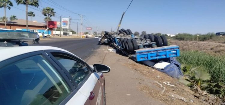 Tráiler con fertilizantes terminó volcado por la Lateral 18 Tráiler con fertilizantes terminó volcado por la Lateral 18