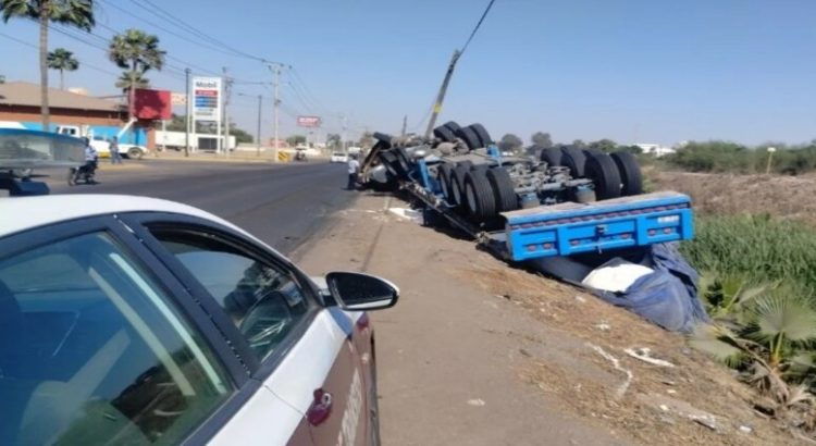 Tráiler con fertilizantes terminó volcado por la Lateral 18