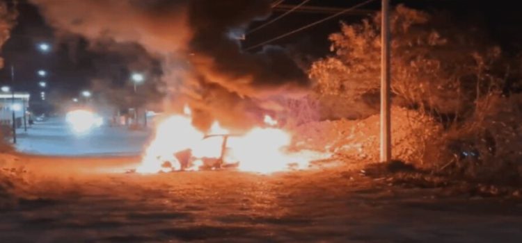 Sujetos armados realizan bloqueos e incendian vehículos en la carretera Los Mochis-Topolobampo