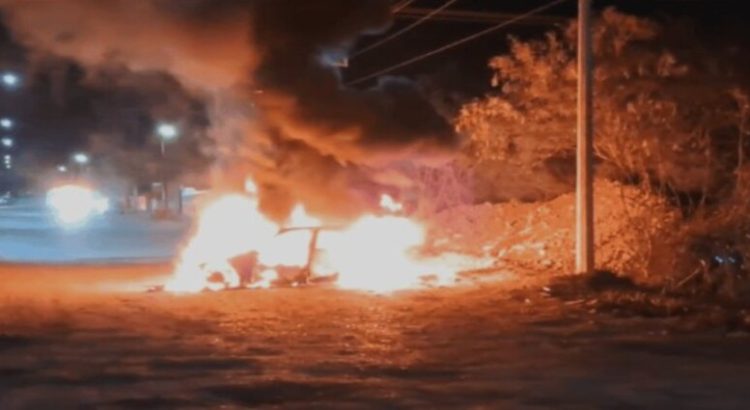 Sujetos armados realizan bloqueos e incendian vehículos en la carretera Los Mochis-Topolobampo