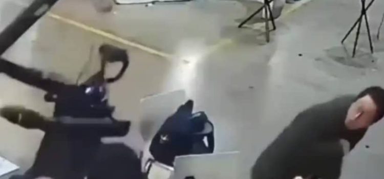 Robot se vuelve “loco” y agrede a sus creadores Robot se vuelve “loco” y agrede a sus creadores