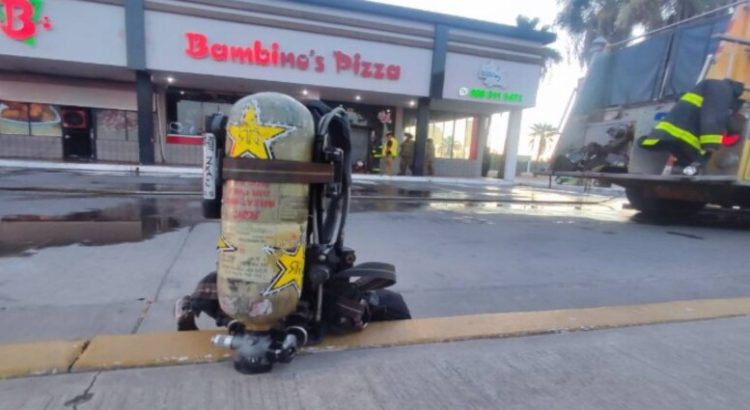 Se incendia pizzería ubicada en plaza comercial