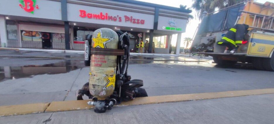 Se incendia pizzería ubicada en plaza comercial