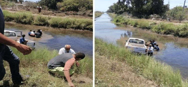 Camioneta cae en canal de Ahome; testigos se lanzan a ayudar Camioneta cae en canal de Ahome; testigos se lanzan a ayudar