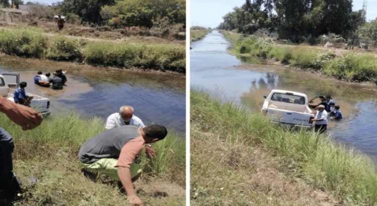 Camioneta cae en canal de Ahome; testigos se lanzan a ayudar