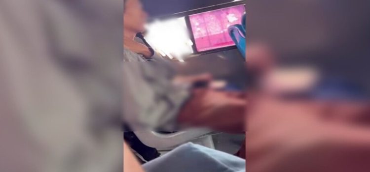 Captan a sujeto realizándose tocamientos inapropiados en camión