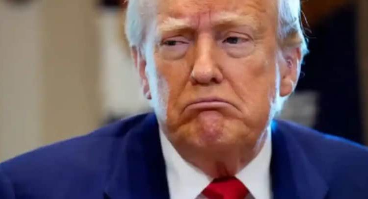 Amaga Trump a la UE con aranceles de 50%