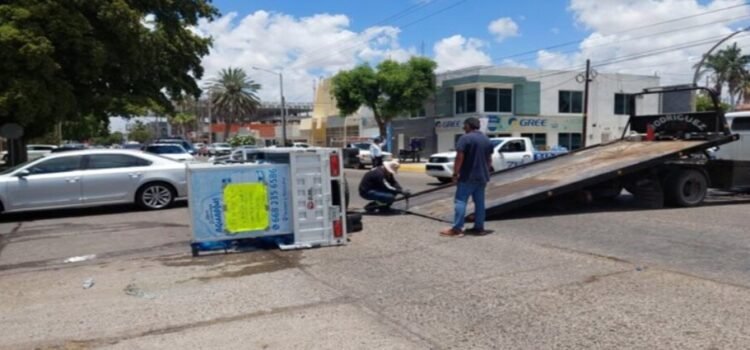 Repartidor de agua sufre accidente tipo volcadura Repartidor de agua sufre accidente tipo volcadura
