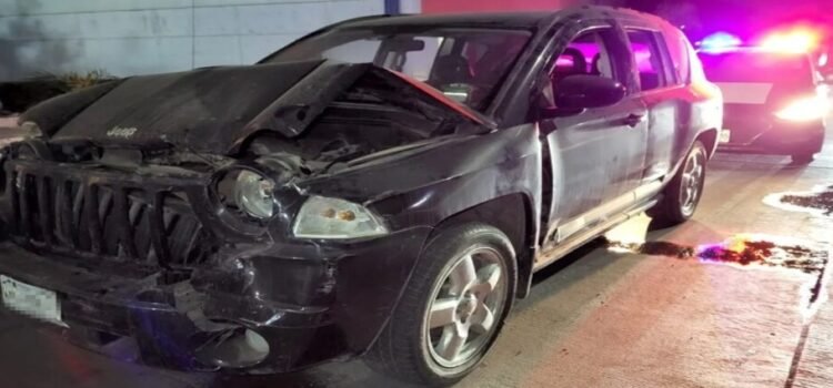 Accidente entre camionetas deja fuertes daños materiales Accidente entre camionetas deja fuertes daños materiales