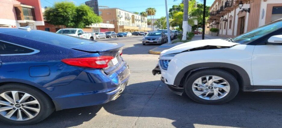 Fuerte choque deja saldo 2 mujeres lesionadas en Los Mochis