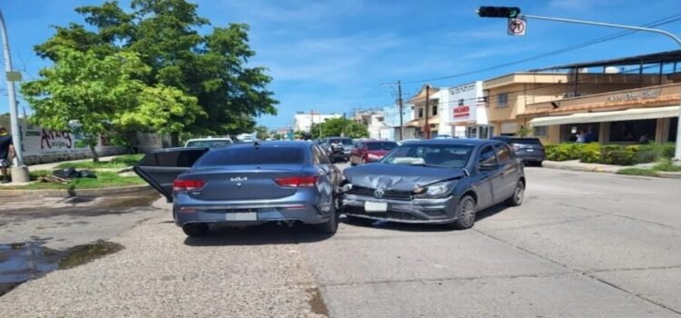 Accidente vial termina en golpes y deja una mujer lesionada Accidente vial termina en golpes y deja una mujer lesionada