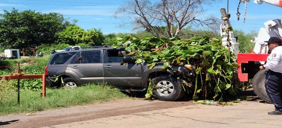 Hombre pierde la vida al caer con su vagoneta al canal Lateral 18 en Ahome