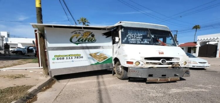 Mujer resulta herida al caerle tejaban tras accidente vial Mujer resulta herida al caerle tejaban tras accidente vial