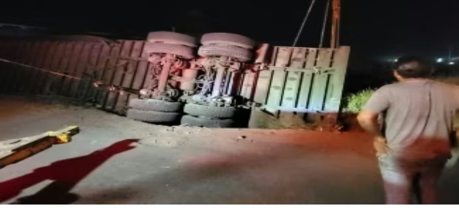 Tráiler cargado de alfalfa se vuelca en el Libramiento Oriente, Los Mochis