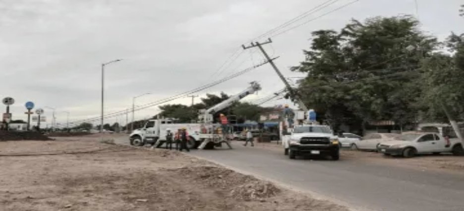 Tráiler derriba poste y cables de CFE y causa cierre vial en bulevar Centenario de Los Mochis