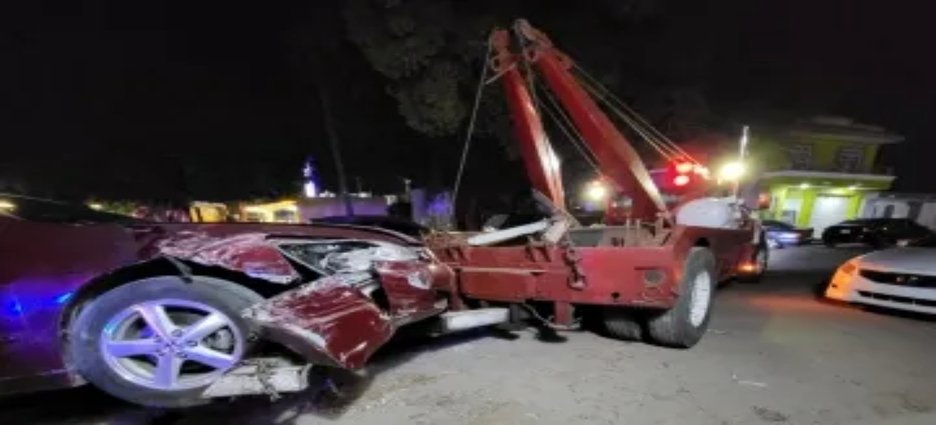 Conductor presuntamente ebrio choca contra auto estacionado en Los Mochis