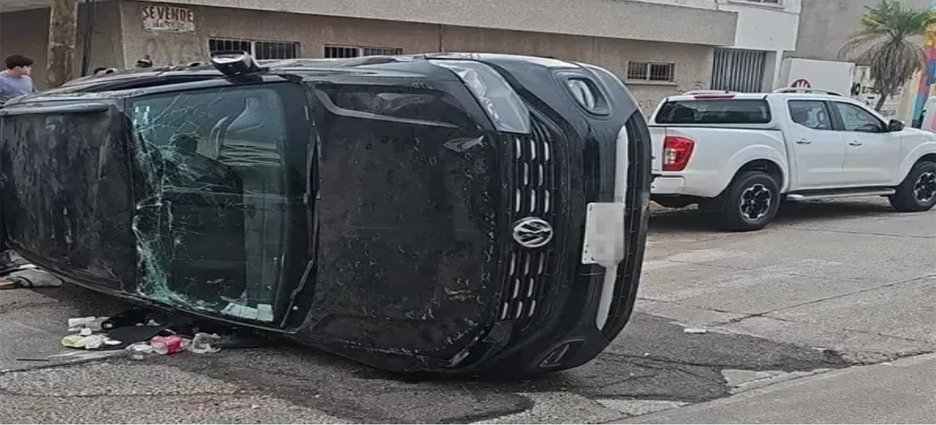 Volcadura en el Centro de Los Mochis deja dos vehículos dañados y lesionados leves